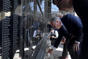 Nagy István agrárminiszter mécsest helyez el a holokauszt magyarországi áldozatainak emléknapja alkalmából tartott megemlékezésen a Holokauszt Emlékközpontban, az áldozatok emlékfalánál 2022. április 13-án. MTI/Koszticsák Szilárd