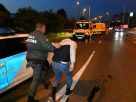 Rendőri intézkedés a IX. kerületben, a Gyáli út és az Ecseri út kereszteződésében 2022. május 4-én. A rendőrök hajnalban meg akartak állítani egy autót az M5-ös autópálya főváros felé vezető oldalán, de a kocsi vezetője továbbhajtott, végül pedig összeütközött egy szabályosan közlekedő másik autóval. A lengyel rendszámú kocsiban utazó négy illegális migránst a budapesti rendőrök elfogták. MTI/Mihádák Zoltán
