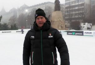 Kósa Lajos a debreceni Nagytemplom előtt korcsolyázik 2022 januárjában