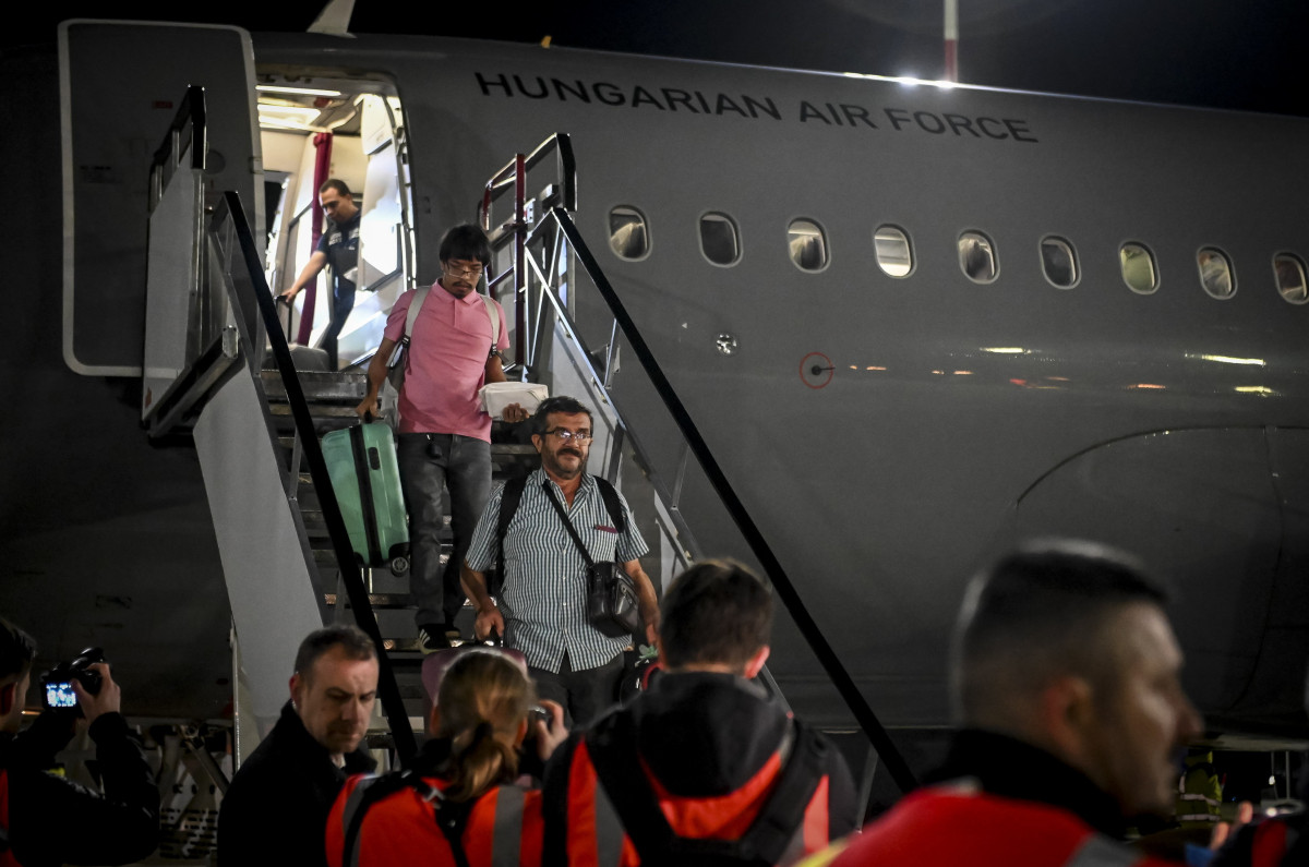 Szudánból kimenekített emberek az őket szállító Airbus A319-es honvédségi repülőgép földet érése után a Magyar Honvédség kecskeméti repülőbázisán 2023. április 27-én. A szudáni polgárháborús helyzet szükségessé tette, hogy a magyar kormány a Magyar Honvédség erőforrásaira támaszkodva, a kül- és belügyminisztériummal együttműködve egy különleges akció keretében összesen 32 embert, köztük 7 magyar állampolgárt menekítsen ki az országból - jelentette be Szalay-Bobrovniczky Kristóf honvédelmi miniszter a repülőbázison. MTI/Ujvári Sándor