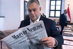 Orbán Viktor újságot olvas