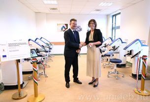 Egyedülálló fogászati szimulátorokat adtak át a Debreceni Egyetemen