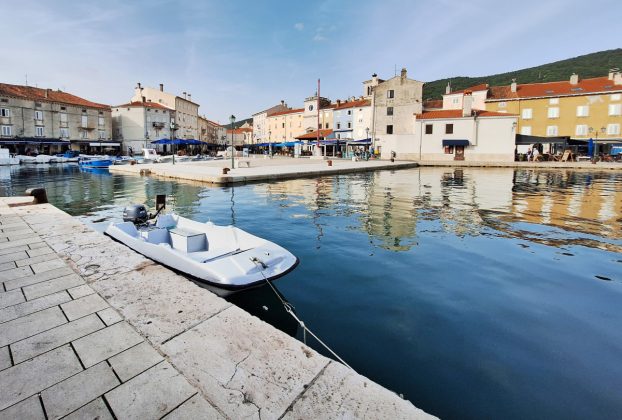 Horvátország, Adria tenger, tenger, tengerpart, nyaralás, utazás, turizmus, Cres sziget, Cres, kikötő